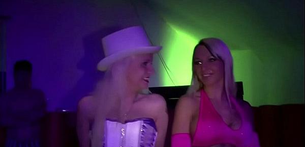 Geile Lesbenshow mit Sexy Cora auf einer Party in Berlin